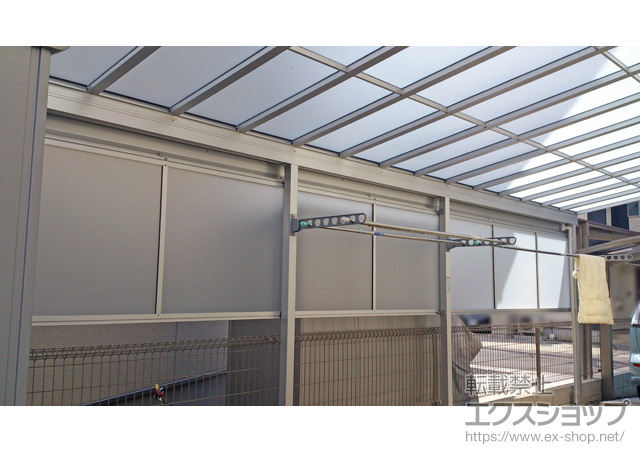 広島県東広島市のLIXIL リクシル（トステム）のテラス屋根 ライザーテラスII F型 テラスタイプ 連棟 積雪〜20cm対応+前面スクリーン+壁付け物干し 施工例