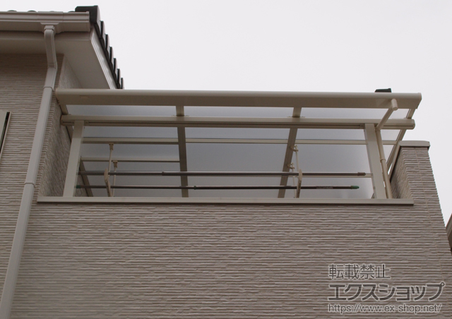 兵庫県神戸市のLIXIL リクシル（トステム）のバルコニー・ベランダ屋根 ライザーテラスII F型 屋根タイプ 単体 積雪〜20cm対応＋吊り下げ物干し　標準　2本入+取付桟 施工例
