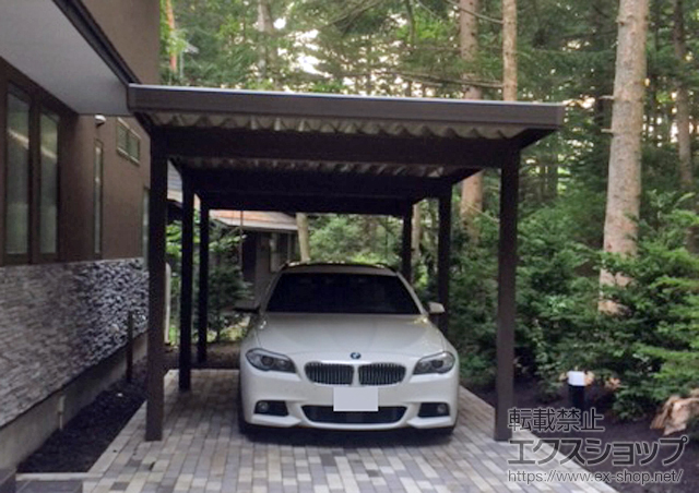 長野県北佐久郡軽井沢町のLIXIL リクシル（トステム）のカーポート テリオスポートIII 3000 奥行延長 角柱6本仕様 積雪〜100cm対応 施工例