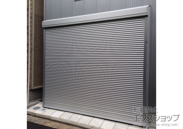神奈川県横浜市のLIXIL リクシル（トステム）のガレージシャッター ガレージシャッタークワトロ 電動式 外部付タイプ 施工例