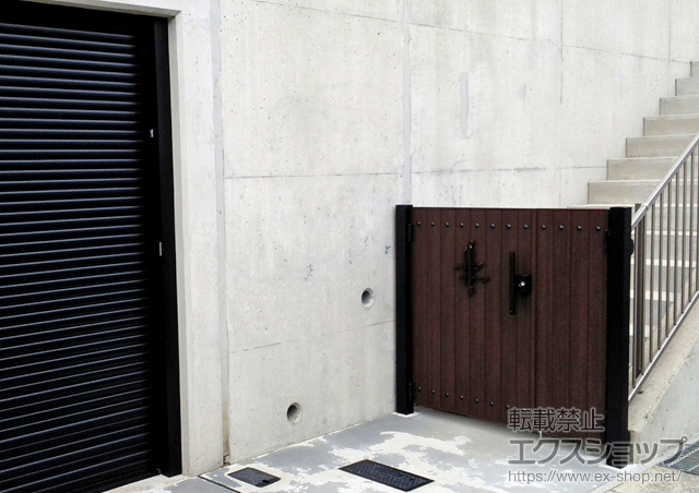 滋賀県大津市のの門扉 ルシアス門扉BW04型 たて板張り(鋲あり) 両開き親子 木調カラー 門柱 施工例