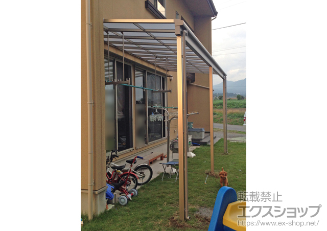 群馬県渋川市のLIXIL リクシル（トステム）のテラス屋根 ライザーテラスII F型 1500 テラスタイプ 連棟 積雪〜50cm対応+吊下げ物干し 標準 2本入 施工例