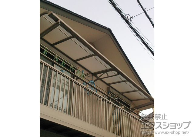 東京都葛飾区のLIXIL リクシル（トステム）のバルコニー・ベランダ屋根 ライザーテラスII R型 ルーフタイプ 連棟 積雪〜20cm対応 施工例