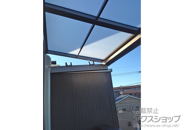 神奈川県川崎市のLIXIL リクシル（トステム）のバルコニー・ベランダ屋根 ライザーテラスII F型 ルーフタイプ 単体 積雪〜20cm対応＋ルーフ用竿掛け 4個入 施工例