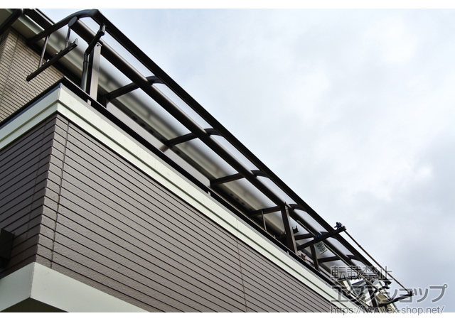 東京都清瀬市ののバルコニー・ベランダ屋根 プレシオステラス R型 屋根タイプ 連棟 積雪〜20cm対応+吊り下げ式物干し 標準2本入り 施工例