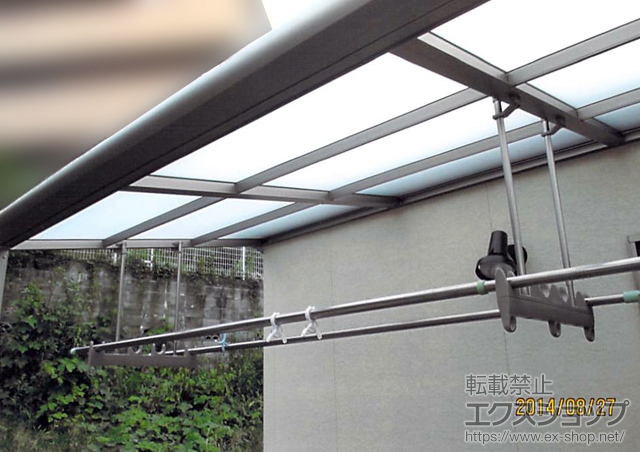 大阪府枚方市のLIXIL リクシル（トステム）のバルコニー・ベランダ屋根 ライザーテラスII F型 屋根タイプ 単体 積雪〜20cm対応＋吊り下げ物干し 標準2本入り 施工例