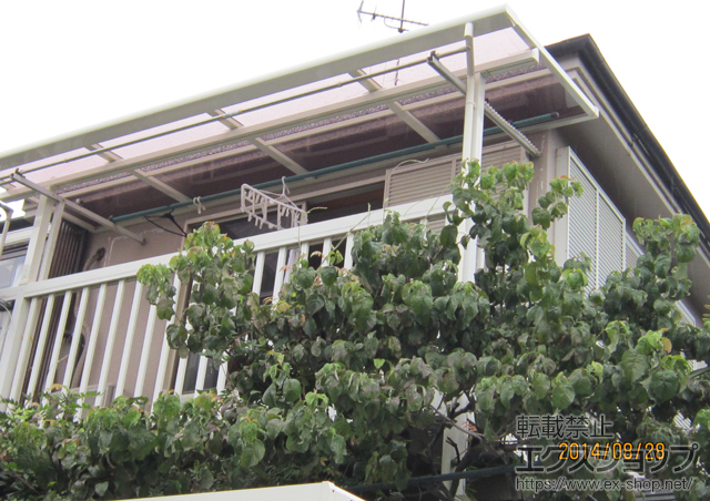 埼玉県新座市のLIXIL リクシル（トステム）のバルコニー・ベランダ屋根 ライザーテラスII F型 屋根タイプ アクトステージ 柱建式用 単体 積雪〜20cm対応+吊り下げ式物干し　標準2本入り 施工例