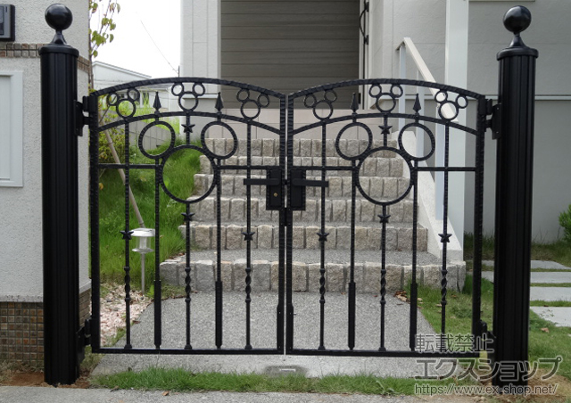 静岡県袋井市のLIXIL リクシル(新日軽)の門扉 ディズニー門扉ミッキーA型 両開き 丸門柱式 施工例