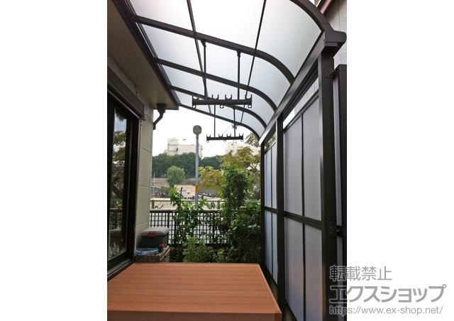 千葉県船橋市のLIXIL リクシル（トステム）のテラス屋根 ライザーテラスII R型 テラスタイプ 単体 積雪〜20cm対応＋吊り下げ物干し＋前面スクリーン 施工例