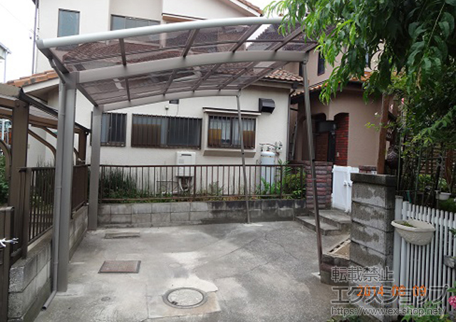 埼玉県春日部市のLIXIL リクシル（トステム）のカーポート カーブポートシグマIII 積雪〜20cm対応＋着脱式サポート(1本入り) 施工例