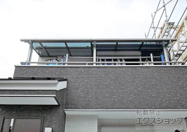 東京都足立区のLIXIL リクシル（トステム）のバルコニー・ベランダ屋根 ライザーテラスII R型 屋根タイプ 連棟 積雪〜20cm対応 施工例