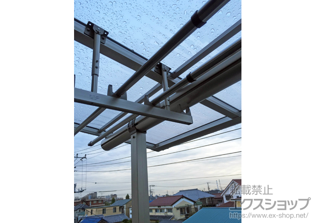 東京都足立区ののバルコニー・ベランダ屋根 プレシオステラス F型 屋根タイプ 連棟　積雪〜20cm対応＋吊り下げ式物干し　標準用(2本入り)　＋2階用　水平式物干し 木造躯体用(2本入り) 施工例