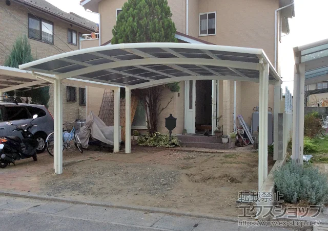 山梨県甲府市のLIXIL リクシル（トステム）のカーポート カーブポートシグマIII ワイド 積雪～20cm対応 施工例