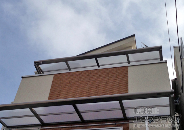 神奈川県川崎市のLIXIL リクシル（トステム）のバルコニー・ベランダ屋根 ライザーテラスII F型 ルーフタイプ 単体 積雪〜20cm対応＋ルーフ用竿掛け 4個入り 施工例