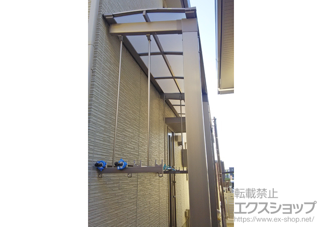 和歌山県和歌山市のLIXIL リクシル（トステム）のテラス屋根 エックスルーフ 独立前上がり テラスタイプ 積雪〜20cm対応＋吊り下げ式物干し　標準＋躯体すき間ふさぎ材 施工例