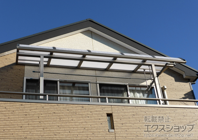 埼玉県坂戸市のLIXIL リクシル（トステム）のバルコニー・ベランダ屋根 パワーアルファ RB型 屋根タイプ 単体 積雪〜30cm対応＋吊り下げ物干し 標準 2本入/物干し取付桟 施工例
