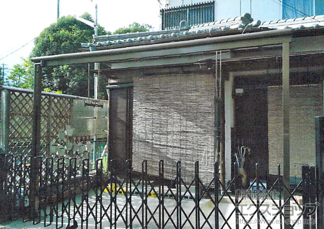 滋賀県大津市のLIXIL リクシル（トステム）のテラス屋根 ライザーテラスII F型 テラスタイプ 単体 積雪〜20cm対応＋吊り下げ物干し ロング 2本入/物干し取付桟 施工例