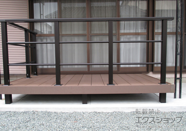 熊本県荒尾市ののウッドデッキ リウッドデッキ 200+シンプルモダンデッキフェンス2型<横格子2本タイプ> 施工例