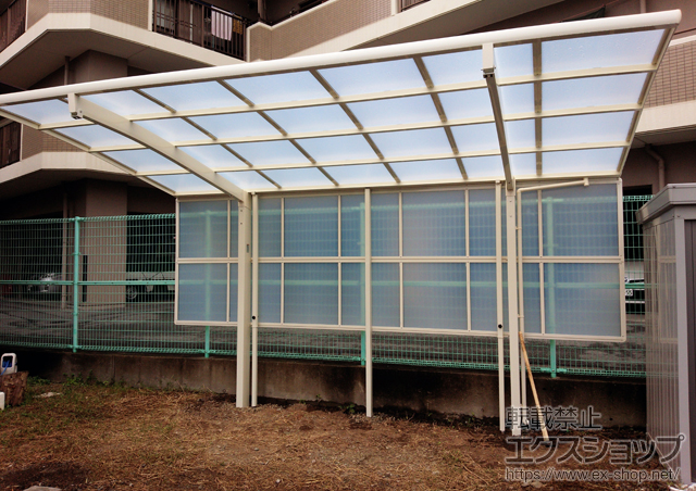 熊本県熊本市のLIXIL リクシル（トステム）のカーポート カーブポートシグマIII 積雪〜20cm対応＋サイドパネル ロング柱23用＋着脱式サポート ロング柱23用 （1本入り×2セット） 施工例