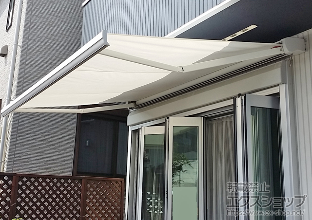 神奈川県綾瀬市のLIXIL リクシル（トステム）のオーニング・日よけ 彩風C型 手動式 施工例