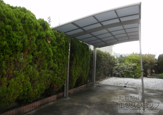 静岡県沼津市のLIXIL リクシル（トステム）のカーポート カーブポートシグマIII 積雪〜20cm対応+着脱式サポート ロング柱23用(1本入り)+屋根材ホルダー　50タイプ用 施工例