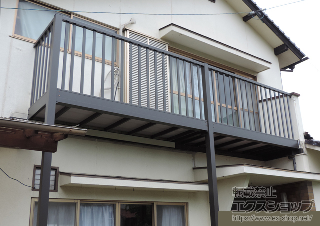 愛媛県西条市のLIXIL リクシル（トステム）のバルコニー ビューステージHスタイル 縦太格子 連棟 柱建て式 片袖納まり 施工例