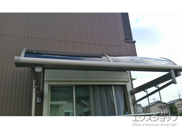 大阪府枚方市のLIXIL リクシル（トステム）のバルコニー・ベランダ屋根 ライザーテラスII R型 ルーフタイプ 単体 積雪〜20cm対応＋吊り下げ物干し 標準 (2本入り) 施工例