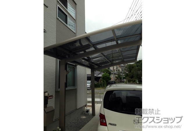 東京都八王子市のLIXIL リクシル（トステム）のカーポート カーブポートシグマIII 積雪〜20cm対応+収納式物干し 標準タイプ 2本入り×1セット 施工例