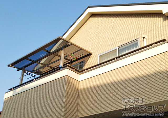 東京都練馬区のLIXIL リクシル（トステム）のバルコニー・ベランダ屋根 ライザーテラスII F型 屋根タイプ 単体 積雪〜20cm対応＋ライザーテラスII F型用壁付け物干し 標準タイプ(2本入り) 施工例