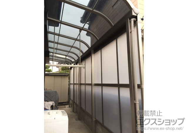 群馬県佐波郡玉村町のLIXIL リクシル（トステム）のテラス屋根 パワーアルファ RB型 1500 テラスタイプ 連棟 積雪〜50cm対応＋前面スクリーン2段用 ※パネル色：ポリカーボネート（クリアマット）＋吊り下げ物干し ワイド 2本入 施工例