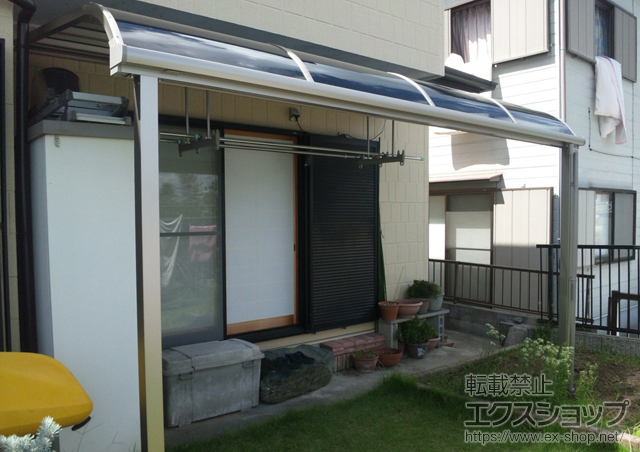 兵庫県三木市のLIXIL リクシル（トステム）のテラス屋根 ライザーテラスII R型 テラスタイプ 単体 積雪〜20cm対応＋ライザーテラスII R型用 吊り下げ物干し 標準 (2本入り) 施工例