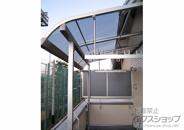 東京都調布市のLIXIL リクシル（トステム）のバルコニー・ベランダ屋根 ライザーテラスII R型 屋根タイプ 単体 積雪〜20cm対応＋吊り下げ物干し（標準） ワイド2本入り＋側面スクリーン 施工例