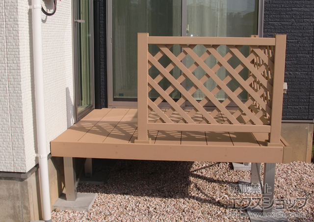 新潟県長岡市ののウッドデッキ リウッドデッキ 200＋リウッドデッキフェンス 2型 ＜ラチス格子＞ 施工例