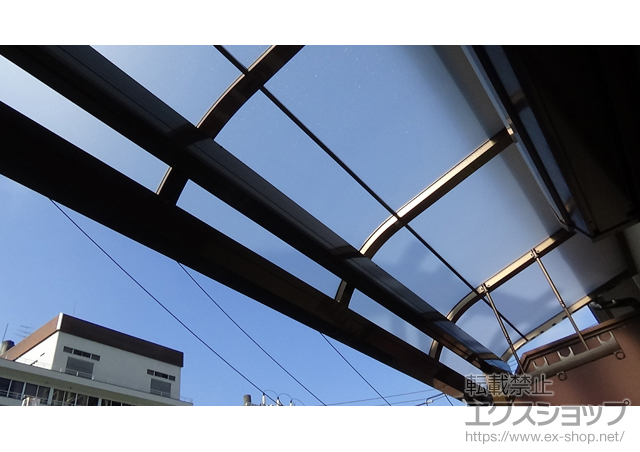大阪府大阪市のLIXIL リクシル（トステム）のバルコニー・ベランダ屋根 ライザーテラスII R型 屋根タイプ 単体 積雪〜20cm対応 施工例