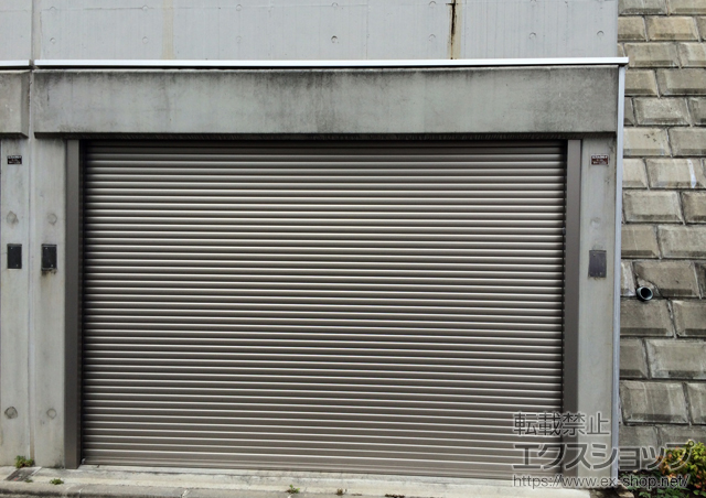 神奈川県藤沢市のLIXIL リクシル（トステム）のガレージシャッター ガレージシャッタークワトロ 電動式 内部付タイプ 施工例