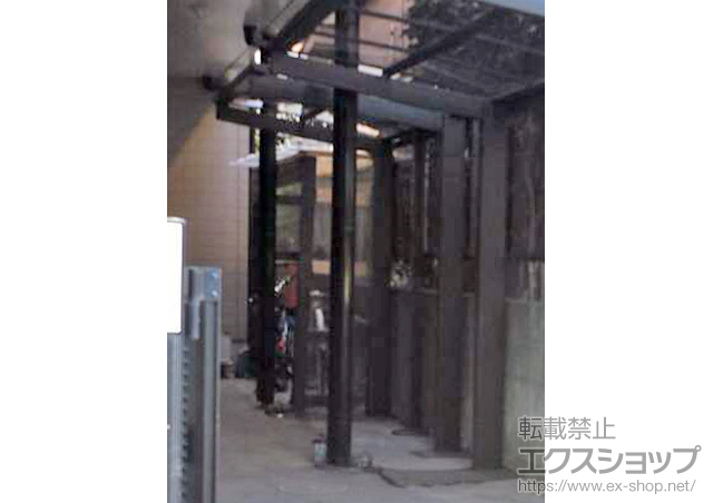 東京都足立区のLIXIL リクシル（トステム）のテラス屋根 エックスルーフ 独立前上がり テラスタイプ 積雪〜20cm対応＋サイドパネル 施工例