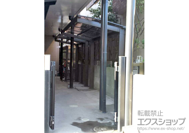 東京都足立区のLIXIL リクシル（トステム）のテラス屋根 エックスルーフ 独立前上がり テラスタイプ 積雪〜20cm対応＋サイドパネル 施工例