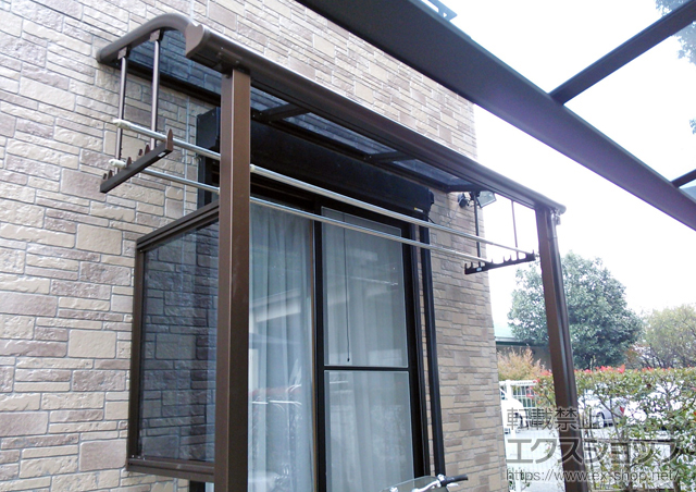 栃木県佐野市ののテラス屋根 ヴェクターテラス R型 テラスタイプ 単体 積雪〜20cm対応＋（片側）ヴェクターテラス用側面パネル1段＋物干しセット 吊り下げ式 標準2本入り 施工例