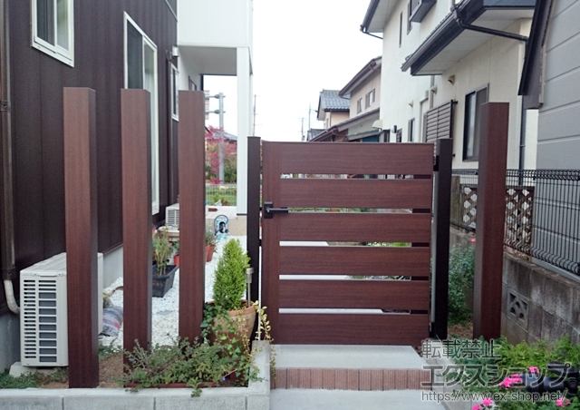 福島県福島市のの門扉 ルシアス門扉BW02型 横スリット(木調框) 片開き 複合カラー 門柱使用＋シンプルモダンアクセントポール1A型 施工例