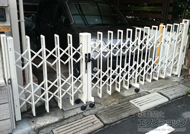 神奈川県横浜市のLIXIL リクシル(新日軽)のカーゲート セレビューMK型 傾斜タイプ キャスター式 両開き親子 34FA 施工例