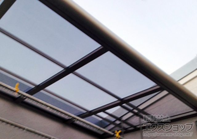 千葉県柏市のLIXIL リクシル（トステム）のバルコニー・ベランダ屋根 パワーアルファ F型 屋根タイプ 単体 積雪〜30cm対応 施工例
