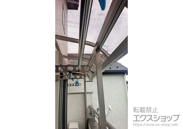 東京都三鷹市のLIXIL リクシル（トステム）のバルコニー・ベランダ屋根 ライザーテラスII R型 屋根タイプ 連棟 積雪〜20cm対応 施工例