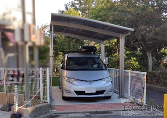 兵庫県神戸市のLIXIL リクシル（トステム）のカーポート カーブポートシグマIII 積雪〜20cm対応＋着脱式サポート ロング柱23用 1本入り×2セット 施工例