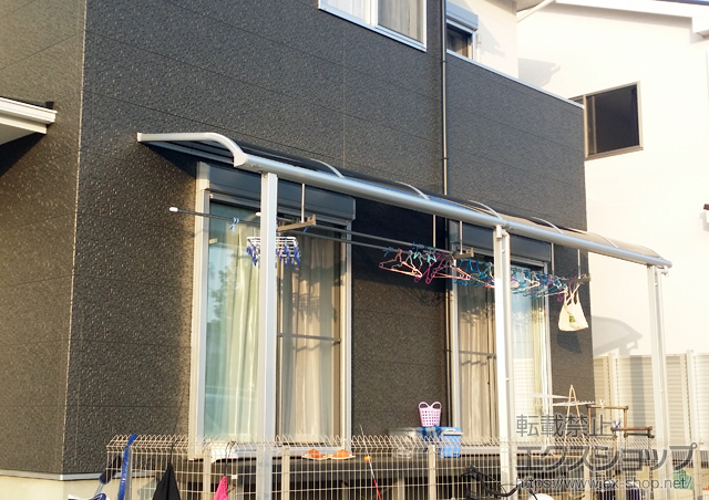 宮崎県延岡市ののテラス屋根 ヴェクターテラス R型 テラスタイプ 連棟 積雪〜20cm対応＋吊下げ物干し 標準 施工例