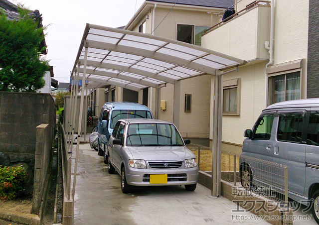 愛知県津島市ののカーポート プレシオスポート 縦連棟 積雪〜20cm対応＋縦連棟用　着脱式サポート（2本入り） 施工例