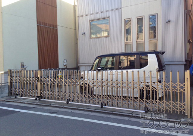 東京都板橋区ののカーゲート トリップゲート ペットガード型 ガイドレール後付けタイプ 両開き 施工例