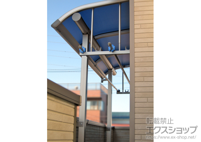 埼玉県志木市ののバルコニー・ベランダ屋根 プレシオステラス R型 屋根タイプ 単体 積雪〜20cm対応＋吊り下げ式物干し 標準 2本入 施工例