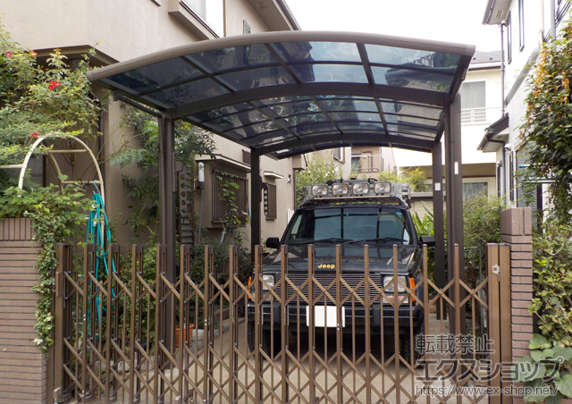 東京都世田谷区のLIXIL リクシル（トステム）のカーポート カルエードシグマIII 積雪〜20cm対応＋収納式物干し 標準タイプ 2本入り×1セット 施工例