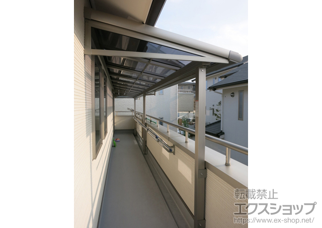 福岡県福岡市のLIXIL リクシル（トステム）のバルコニー・ベランダ屋根 パワーアルファ F型 屋根タイプ 連棟 積雪〜30cm対応＋側面ランマパネル/外壁取付用部材 施工例