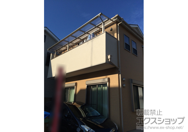 大阪府八尾市ののバルコニー・ベランダ屋根 プレシオステラス F型 屋根タイプ 連棟 積雪〜20cm対応＋プレシオステラス F型用 標準 吊り下げ式物干し(3本入り) 施工例